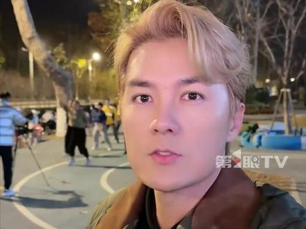 12月8日,山东济南,为救患罕见病的孩子,这群父母寒风中跳舞到深夜。吴克群:这才是最应该爆火的团播!#吴克群号召网友共跳希望之舞 #这个团播的每一秒都是爱 #吴克群