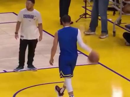 库里运球丢了 第一反应就是地板问题。我运球丢了就不会有这种疑问了#篮球 #cba #NBA#库里 ##中国男篮 @DOU+小助手