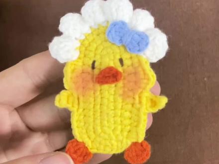可爱的鸭鸭发夹钩织图解教程来啦
线材@苏苏姐家官方旗舰店 四股唯棉
色号:09鸡黄.45砖橙.72空蓝.06乳白.61栗色
#我的钩织作品 #创作者中心 #创作灵感 #我钩织我快乐 #钩织教程