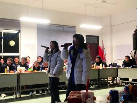 #我会找到逆转时间的公式
我的2025被分成了两半 一半高三 一半大一 每一半都在羡慕另一半的自己 明知人无法同时拥有青春和对青春的感受 却也时常后悔没有好好珍惜那段时光回忆的片段常常在我脑海中闪过 正如每天在我书桌上不定时刷新的各种零食和拨好的水果 短暂留存却又暗自庆幸被人牵挂 我也常常忍不住感叹 这个世界真好 有家人的牵挂兜底 有朋友的陪伴撑腰 被身边人的爱意裹着往前走的感觉真的太好太好 被爱很好去爱也很好 懂知足 于是幸福变得格外轻松 过往的经历也许会被我慢慢淡忘 但是我永远不会忘记曾在我生命中留下痕迹的人们 就像他们所说没有人会怀念战场 只会怀念那时候一起并肩作战的大家 我意识到高中生活已经离我很远了 我想念每一个从我生命中缓缓流淌而过的人 我也庆幸很多人依然留在我身边
我的2025一半是来处一半是征途 两处皆是风景 两半皆成珍藏 无论在哪一半时光里 我都在不断地成长
始终相信 此刻 便是好时光 过去的日子像是落花 轻轻的从我们的生命里落下风一吹 便在岁月中被遗忘
但这推动着我继续走下去….#高中生活 #校园回忆 #毕业 #回忆