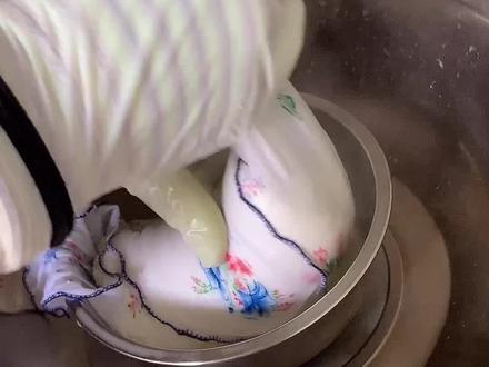 大理的手工牛乳饼,跟内蒙古的奶豆腐不一样哦,只有奶香味,喜欢奶制品的人,都能喜欢吃,云南人懂的美味#抖音小助手dou上热门 #dou #抖音小助手 #随手拍 #纯天然无添加 #特色小吃