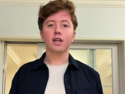 拿捏英语口语‼️10个英语母语者常用口语叠词📝 文案:
1.easy peasy - 简单极了
2.okey dokey - 好的
3.artsy fartsy - 文艺范儿(带点儿嘲讽的语气)
4.holy moly - 哇塞(表示惊讶)
5.silly billy - 傻瓜(可爱或调侃的称呼)
6.hokey pokey - 一种游戏或舞蹈(有时指胡闹的事情)
7.nighty night - 晚安
8.wakey wakey - 该醒醒了
9.chit chat - 唠嗑
10.willy nilly - 随意(通常指做事无计划)
#英语口语 #英语没那么难 #雅思口语 #地道英语口语