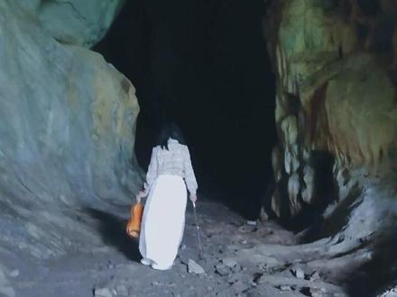 黄荆山山脉中段 月亮山南麓 月亮山隧道南口上方一小山谷 山谷东方有东洞 西方有西洞 相传远古时代两洞是一个洞 山水冲刷 山谷深了 一个洞成了两个洞