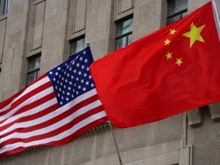 随特朗普访华的 英伟达 苹果 波音 Meta图什么? 特朗普访华不止高层会晤,还有近20家美国企业巨头的创始人或领导者随行,他们各有什么盘算?
美东时间5月12日下午,特朗普登上空军一号启程前往中国。美国白宫公布了随行访华的商界领袖名单,覆盖人工智能芯片、科技硬件、金融、航空航天、生物医药、农业等多个领域。人工智能芯片巨头英伟达;科技和硬件企业苹果、特斯拉、Meta、高通、美光等;贝莱德、高盛、黑石等金融巨头悉数随行,波音、因美纳、嘉吉也位列名单之中。
备受市场关注的英伟达创始人黄仁勋,最后时刻才确认随特朗普访华。网传机场图片显示,黄仁勋依旧穿着黑色皮夹克,背着黑色双肩包,整装待发。
#英伟达黄仁勋随特朗普访华 #近20家美国企业巨头随特朗普访华