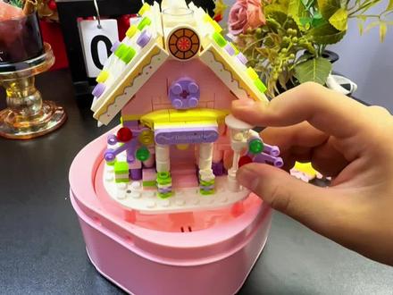 粉色圣诞屋积木飘雪八音盒,居然把雪花搬进了家里,没搭好之前普普通通 搭建后真的美爆了#手工diy #圣诞礼物 #惊喜 #送女生礼物