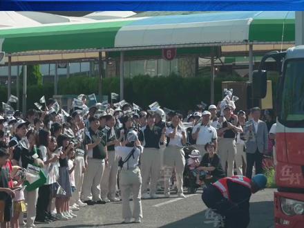 【旅日大熊猫良滨携三幼女启程回国】 当地时间6月28日上午,日本和歌山县冒险世界游乐园的4只大熊猫——妈妈“良浜”和它的女儿“结浜”、“彩浜”、“枫浜”启程回国。 6月27日是它们向公众公开亮相的最后一天,大批民众从日本各地赶到这里,与它们依依惜别。
