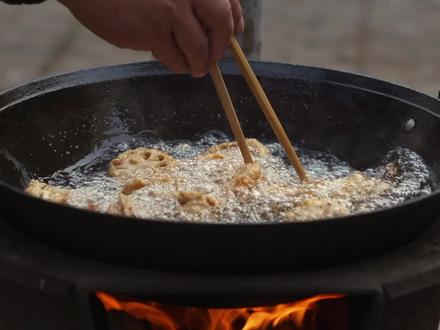 妈妈做的炸藕盒,只有山东孩子才懂 #分享家乡美食 #炸藕盒 #舌尖上的美食 #山东 #山东dou是好风光