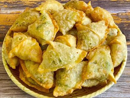 河南美食炸三角,金黄酥脆好吃美味,咬一口满嘴香,值得试一试