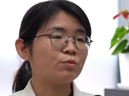 印度暴发尼帕病毒疫情,我们应如何防范?医生提到这几点!病毒会通过果蝠的分泌物或者唾液传播,吃水果要清洗、削皮,人际传播主要通过飞沫、体液引起。#尼帕病毒 #印度疫情 (中国蓝新闻记者:刘倜 傅雨霆)