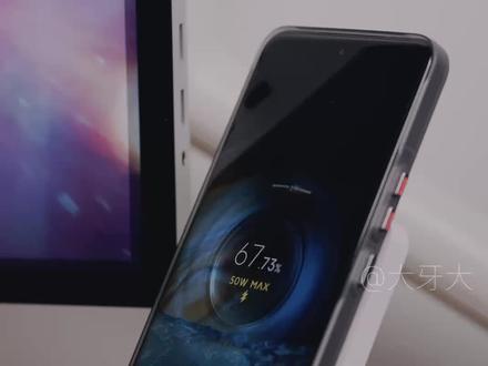 小米15 Pro配件好物,50W无线充电,舒服! 📝我的小米15 Pro,可算用上50W无线快充了!
因为是从iPhone转小米,苹果的磁吸生态非常喜欢,尤其是无线充电,手机不用的时候就一直放上去充电。所以给小米15 Pro也配了一个带磁吸环的手机壳。但15W的无线充电功率充小米15 Pro,真的太慢了...
/
🔋还是直接入手这个50W无线充电器吧,充电速度直接上来了。而且协议也还不错,支持苹果的Qi,也支持通用的QC,友商虽然不能50瓦吧,但好在都能用。如果你发现手机带壳后放上来不充电,试试用配带的增高块,再充应该没问题了。
/
📣真希望小米也能做个起码是 手机 手表二合一的充电站吧,这样我就有动力买小米手表了。
/
#小米15pro#小米无线充电 #手机无线充电 #无线充电器 #手机