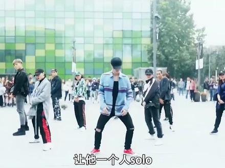 街头舞团正在跳舞, #张艺兴 突然出现抢C位!