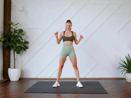 国外超火的200蹲起挑战,实测等于6公里卡路里消耗,新手不要轻易尝试!#爱健身的小姐姐 #居家健身 #蜜桃臀