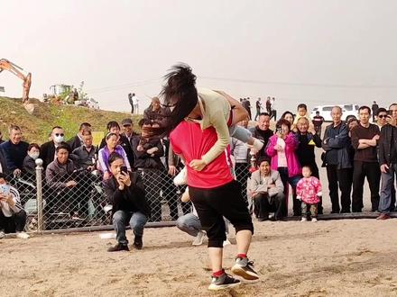 美女挑战帅哥摔跤开始啦😂#现场实拍 #比赛现场 #精彩片段@希望 @百变十一