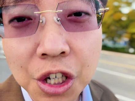 蚂蚁金服的底层真相。 #内容启发搜索 #子君 #蚂蚁上市 #马云 #支付宝 首先啊,我先声明一下我自己的立场,就是对于马总这个人我一直都是持一个中立的态度去看待的,首先呢,他确实为我们老百姓带来了一些改变啊,就像他当年那句话。如果银行不改变,我们就改变银行,它确实是在于比如说一些转账的方便以及银行跨行转账的手续费上面给我们提供了不少的帮助啊,但是呢他也确实是去做了一些资本无序扩张的事情,当年他在上市敲钟之前被遏制住,其实这件事情当时也有很多人觉得说这是官老爷们对于一个民族企业家的压迫和拘束,但是其实很多人是不了解这背后的真实的情况。
他可能真的是新中国成立以后第一个有可能造成一个国家去陷入次贷危机的第一人了,所以当时把他叫停这件事情本身,第一肯定有上面的一些意识形态的问题,同时也确实因为他做的有些事过于太招摇了,大家就结合我视频里面说的那个话,如果说他当时无序的扩张下去,那真的万一上面没有遏制住他,让他经历了房地产市场的下滑,让他经历了突发的公共卫生事件,这两个事情以后你就想一想多少人会被他套牢在里面,而且你就换一个角度去想,他真的一点保障都没有的,因为它本身是一个通过金融杠杆在操盘的事情。他就算是亏了全国几万亿?那我说句不好听的。金融罪从来都是罪不至死的。他毕竟没有贪污,没有犯罪,没有做法律层面的违背道德底线的一些事情,所以最终他除了走破产这一条路以外,没任何其他的选择,那么他只要一旦破产,就是我经常在以前的视频里面说的。自己倒是富裕了,但是把雷甩给全社会了。