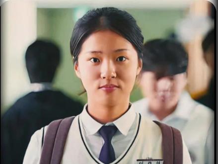 只有5万人看过的宝藏电影,治愈了我的2026 #“我也是性侵受害者……所以我的人生看起来就像彻底完蛋了吗?”
当全班同学都在签名请愿反对刑满释放的性犯罪者回归社区时,17岁的班长珠仁却迟迟不肯动笔。
所有人都觉得她在找茬。
直到她在众目睽睽之下,一字一句说出了这个封存在心里多年的秘密。
没有眼泪,没有崩溃,她只是直直地看着所有人,掷地有声地质疑:
“凭什么断定受害者的下半辈子就必须活在阴影中?”
这不是另一部《熔炉》或《素媛》。
这个故事不消费苦难、不堆砌眼泪,它只想告诉你:
创伤之后的人,也可以选择好好活着。
她不是受害者,她是自己人生的主人。#世界的主人 #豆瓣高分 #治愈系电影 #女性成长
