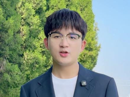 他从洗碗工 竟然逆袭成全球首富 诸君,你相信吗,一个英语很差劲的洗碗工,竟然逆袭成为全球首富,他就是黄仁勋,他前几天在美国卡内基梅隆大学毕业典礼上做了演讲,他的这篇演讲很可能改变一整代人的命运。这位全球最懂AI的人,但却在拼命“反AI焦虑”,他说AI不会取代你。时代给过你机会,一切乾坤未定,会不会下一个真正翻盘的人,就是你。#黄仁勋 #英伟达 #AI #互联网