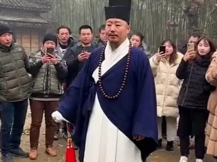 浮空术!!!道长现场演示起飞!!震惊全场😨😨😨#ai #ai视频 #修仙 #sora2 #yang的ai温度
(该视频为AI生成/合成画面,仅供娱乐与技术演示,不构成事实,请勿模仿。)