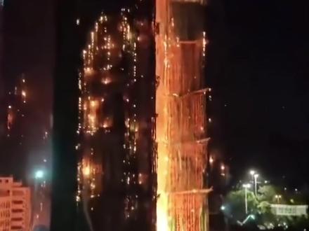 泪目!香港宏福苑大火发生后,祖国第一时间伸出援手 这份守望相助从来都是双向奔赴:从华东水灾到汶川地震,同胞情谊从未褪色。一脉相承的骨血亲情,隔着再远的距离也断不了——因为我们从来都是一家人,这份血脉里的牵挂,就是我们共渡一切难关的底气。#香港火灾 #香港有事祖国必应 #汶川地震 #守望相助