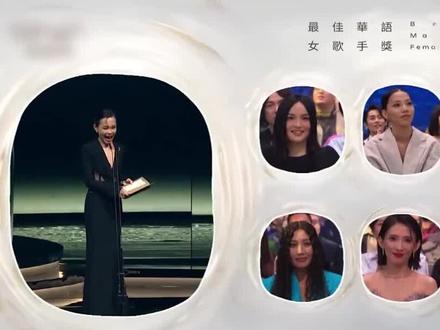 借着Alin金曲奖封后,回顾#黄丽玲 带着爸妈,穿民族服饰在《我是歌手》唱跳。这一季高手云集,她冲到了决赛!