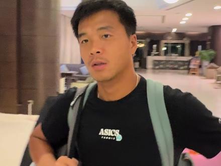 跟大家报平安,我已经从阿联酋撤离,这次行程没有选择ATP安排的路线,我们还是想尽快离开中东地区。通过一些靠谱网友提供的有用信息,我们得知近两天迪拜飞往广州、香港、台北、曼谷、河内等地的飞机都顺利执飞,所以我们决定尝试从迪拜回国,大多数亚洲球员也都选择了这些路线。幸运的是在经过几次“幽灵航班”退票之后我们终于买到了合适的机票,并且顺利抵达河内,现在正在转机,预计3月6日00:30到达北京。路途中没有恐慌,更多的是在机场看到滞留的旅客都很疲惫。所以选对航班非常重要,阿联酋航空执飞几率更大,手速快价格也合理。最近几天收到了CTA、迪拜使领馆、很多朋友和网友的关心和关注,感谢大家为我们提供的帮助。这次战地运动员经历终身难忘,但是体验不好,希望大家都不要有种经历。愿世界和平,国泰民安。#网球 #中东局势 #迪拜