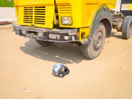 三千块钱的头盔,能挡住汽车碾压吗?答案让人意外! #请勿模仿 #电动车头盔 #户外 #疯狂的老外