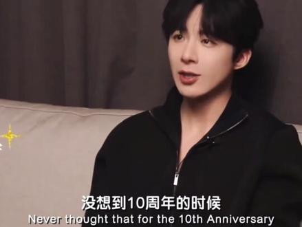 3日,上海迪士尼度假区正式揭晓10岁生日庆典主题曲《奇妙在身边》,该歌曲由@摩登兄弟刘宇宁 、@宋雨琦_i-dle 联袂献唱。继2021年献唱上海迪士尼5周年主题曲《奇妙的惊喜》后,刘宇宁再度受邀参与10周年主题曲,成为唯一一位献唱两届迪士尼里程碑庆典的歌手。幕后采访中,刘宇宁称延续迪士尼缘分“更开心了”,但“每一次录迪士尼的歌曲,都是一种挑战,要纯粹地给大家带来欢乐,就会在声音里让自己年轻一点,把这种热情欢乐,注入歌曲当中”。
据悉,自2021年合作5周年主题曲后,刘宇宁与上海迪士尼多次互动,2025年上海演唱会期间,迪士尼为其定制专属应援勋章免费赠送观众,上海迪士尼度假区总裁亲临现场支持。#刘宇宁 #宋雨琦 #迪士尼