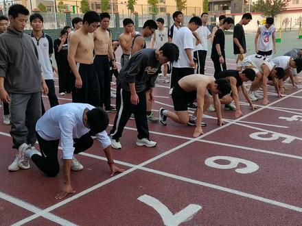 河南体育生关注一下
1.我省2023年体育专业省统考拟于3月-5月进行,时间、地点、组织方式将根据疫情防控形势另行通知。
2.体育专业省统考考试科目、分值仍按照2022年的政策执行。即:身体素质考试为必考科目,共3项(立定跳远、100米、原地掷铅球),每项40分,满分120分;专项技术满分30分;总分满分为150分。因疫情防控需要继续暂停专项技术考试,该项成绩以满分计入总分。
3.成绩计算办法:通知考生的专业成绩为整数,总分合成后,小数点后十分位四舍五入取整。
#体育生#南召一中 #河南体育生#2023河南体育生科目#体考科目#评分标准同2022年@抖音正能量 @抖音小助手 @PP体育