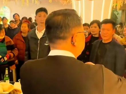 据李林介绍,其丈夫在教育局系统工作,因相关规定,在寻亲认亲等公开场合不便接受采访或出镜。
- 民间传闻:有知情人士透露,其具体岗位是在镇上担任语文教师,已执教十余年,性格沉稳,举止得体。
家庭与支持:
- 家庭氛围:出身于书香门第,父亲为退休公务员,母亲为退休教师,家庭和睦通情达理。
- 关键支持:他全程默默支持李林长达33年的寻亲路。李林寻亲花费近百万元,全靠丈夫及其家庭在经济和生活上的兜底。公婆主动帮忙打理家务,让她能无后顾之忧地奔波大半个中国。
#李林 #李鑫回家 #姐姐寻弟33年 #失散33年姐弟重逢 #李林寻亲