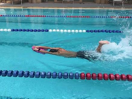 邪修自由泳打腿 大家是不是经常感叹自由泳打腿很累、很难、找不到方法、鞭状发力是什么感觉?如何快速修炼自由泳腿?带着这些疑问,我为大家做了一期快速上手自由泳鞭状大腿的视频。
我发现很多朋友,刚开始学自由泳打腿时,经常会出现小腿打水、直腿打水,或者打腿发力不对,很累不说还不走水。
如何更好地改正练习呢,首先可以试试踢拖鞋,我们穿拖鞋靠墙站立,大腿发力,做踢和收两个连贯动作,收腿时直腿往后收,踢腿时膝盖放松,由于惯性腿会自动弯曲,先踢一边腿,再踢另一边,重复练习。
能把拖鞋踢出去后,可以试试踢矿泉水瓶,同样是打腿发力,着重感受脚背击打水瓶,如果感觉脚背疼,可以试试空桶,对着墙壁踢,这样水瓶不会被踢得乱走。
找到感觉后,我们还可以踢踢足球,这个难度更高一点,需要每次发力都比较均匀了,控制感很好才能踢好,足球还有个好处就是软,踢起来脚背不疼。
这几个方法可以帮你更好到感受鞭状发力,可以辅助我们练习自由泳腿,看归看,最后还是希望大家能知行合一练起来#游泳 #自由泳