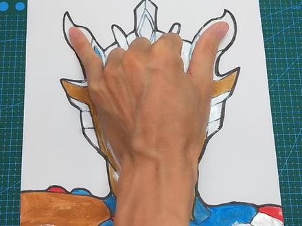 用手掌放在一张纸手绘泽塔奥特曼天爪形态,简单又帅气的手势画
