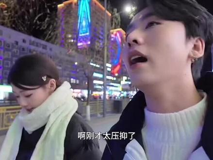 《恋雪纪》我愿意弥补你的遗憾,但我真的不愿意成为替代品。故事里的长白山,是遗憾的终点,也是新生的起点。当男主抛开“像”的执念,正视眼前人的时候,才真正读懂了爱的意义—-爱不是借一个人的形,圆另一个人的梦;而是看见你的脆弱,接纳你的不完美,把你的名字,刻进专属你们的余生里。雪会消融,约定会褪色,但那份“你就是唯一”的坚
定,永远是感情里最珍贵的底色。愿我们都能在爱里做回自己,不必成为谁的影子,只做某人的光。
#恋雪纪 #长白山 #love #遗憾