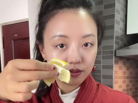 爆改王嘉尔同款果蔬汁,更适合中国宝宝体质 风很大的抗炎果蔬汁,寒凉伤脾?
作为中式食疗师,我来爆改!减少生冷(柠檬减半、去冰),加入温性食材(生姜、红枣、大蒜),椰子水加热到45度。
保留抗炎抗氧化功效,又温中健脾,长期喝才能养出好气色。
#抗炎果蔬汁 #王嘉尔同款 #中式养生 #食疗师 #温中健脾