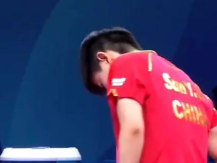 #王曼昱 #乒乓球 盘点王曼昱戴发带!看看对面的小队员学会了没#可可爱爱没有烦恼