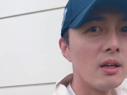 #司宫令官宣 现场对粉丝们有求必应,温柔又耐心,简直像在认真“批改作业”的暖心老师,被大家狂夸人也太好了吧,还不忘介绍衢州菜哈哈#叶祖新