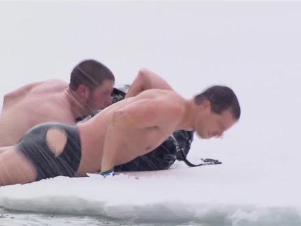 贝爷短裤破了一个洞! #荒野求生 #贝爷 #冒险 #探险 #猎奇