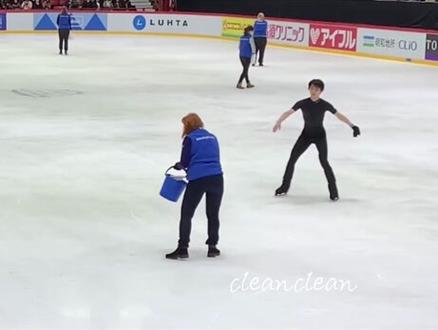 牛牛的两种完全不同风格的走路,九敏,我居然更喜欢后面的企鹅小碎步😍#羽生结弦 #羽生结弦2022冰演 #这谁顶得住啊 #名场面 #帅爆了 #羽生结弦2022 #你是凭实力刷到的