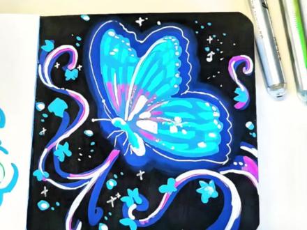 ✨零基础也能画!一只会发光的梦幻蝴蝶🦋 从小就喜欢画画的我,从没有专业学习过,就喜欢在纸上涂涂画画。只要画起来,我就可以安静的坐一下午,今天画的这只浪漫蝴蝶,黑底流光,自带星光,就像平凡日子里的小美好。愿我们都能保持热爱,在自己的小世界里,闪闪发光。
#马克笔绘画 #没点艺术细胞刷不到 #绘画过程 #跟抖音学画画 #创作者流量扶持计划