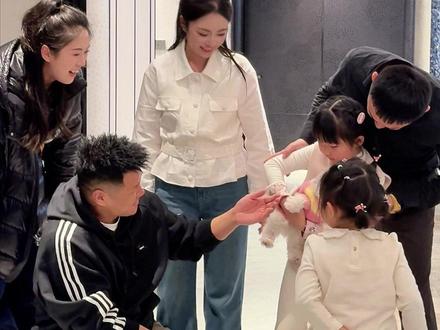 三八女神节,给最爱的嫂子准备了一份特别礼物,一只软乎乎的小狗狗。愿你永远被温柔以待,节日快乐我的神仙嫂子#记录真实生活 #姑嫂 #女神节