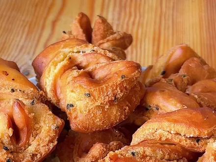 香甜酥香可口的蜂蜜夹心果果做法分享给大家,不用提前发面也能做出酥香可口的炸果果,喜欢就收藏试做吧!#蜂蜜夹心油果果 #美食 #感谢抖音