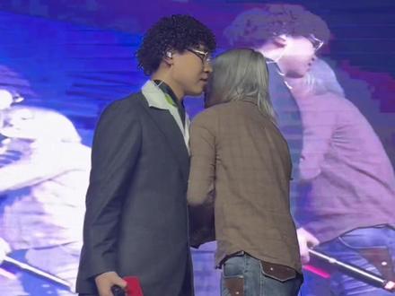 极品贵收官包红包泰格西霸气回应等你这一天我还给你十倍!@极品贵公子 @泰格西
山羊殿glory巡演收官顺利
二位都很性情👍
#泰格西 #极品贵公子 #山羊殿 #glory #泰格西巡演