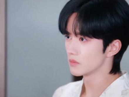 #dou上热门 #向佐 #盛少游 #花咏 #强烈推荐
“没有!”二字掷地有声,带着不容置喙的斩钉截铁。
可转头的刹那,那滴猝不及防的眼泪顺着眼角滑落,像碎在掌心的星光,一碰就疼。
“因为很喜欢你啊。”
“嫉妒会让我变得丑陋,变得不像自己——这样的我,实在太糟糕了。”
每一个眼神的颤动,每一句低语里的哽咽,都精准叩击着盛少游的心房。他从未对谁有过这般浓烈的怜惜,一种陌生的情愫在心底悄然滋长,带着前所未有的温热与重量。那些看似寻常的话语,偏仿佛有着穿透人心的力量。这是他从未经历过的触动,让他不由自主地卸下所有防备,一步步沉沦进花咏用真心织就的爱情围笼里——从这一刻起,他早已心甘情愿地走进了这场名为“喜欢”的温柔牵绊。