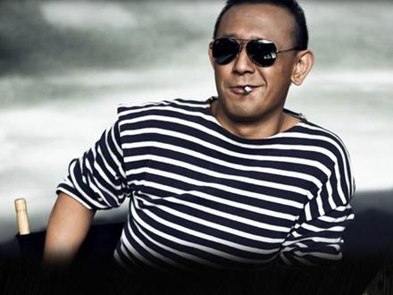姜文,帅吗? 初识姜文,是《红高粱》里裸着上身的造型,还是《北京人在纽约》里那个时代的记忆?🎬
有人说他不算传统意义上的帅,却有种让人移不开眼的魔力——男女观众都爱他。从《有话好好说》里的牛仔服,到《本命年》里的潮流小贩,每一个角色都深深刻在时代里。
更难得的是,姜文带给剧组的,不只是演技和作品,还有一种思维方式和创作态度。正如在《让子弹飞》组里,他教会我们的那句话:“人得自个儿成全自个儿”。
这话里有野,有狠,更有一股不服输的劲。他不需要说自己是啥,他就是他自己——这种“不可言说”的魅力,或许正是姜文之所以是姜文的原因。#姜文 #中国电影 #导演生日快乐 #视频播客 #视频播客扶持计划 @抖音精选官方账号