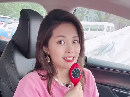 #小鹏p7 后备箱的后续,方向盘上有专门开后备箱的按键。抱着一堆东西的话,就要用钥匙解锁。