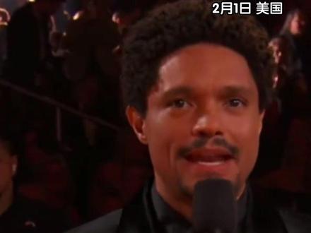 当地时间2月1日,格莱美颁奖典礼现场。主持人当众讽刺特朗普,接连说道:“每个艺术家都想拿格莱美奖”,“这份渴望,几乎和特朗普想得到格陵兰岛一样强烈”,还称 “毕竟现在爱泼斯坦的岛已经没了”。#格莱美 #爱泼斯坦案 #萝莉岛