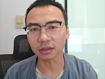 #iPhone15Pro过热
现在有不少人说啊
刷抖音也热看视频也热
那玩游戏更是热烫
充电中充着充着哎温度过高
停止充电了啊
我说了
这个3纳米工艺的台垫不背锅啊
因为苹果减重了
所以那个做的材质啊
有可能散热面积减小
还有就是替换了之前那个铝
和不锈钢Pad
散热性导热性啊没有铝和不锈钢好
你的15 Pro热吗