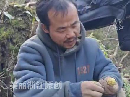 苗王:拿冠军给女儿治疗眼睛!景区总经理:苗王对子女的呵护,让我很感动。#张家界七星山荒野求生 (记者:魏婧媛)