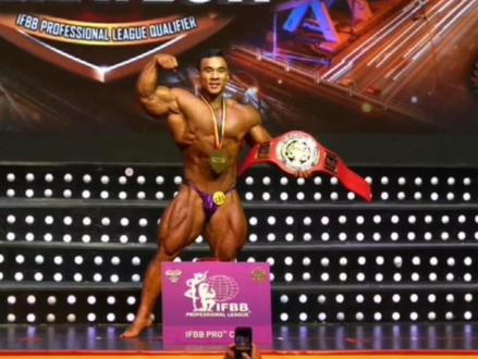 恭喜,新晋IFBB PRO闫首鸣@健美路上的闫首鸣和陪伴他的刘奕彤 #健美 #精神氮泵 #闫首鸣 #罗马尼亚职业赛 #坚持梦想