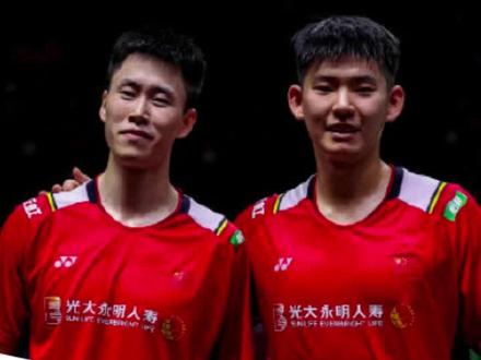 国羽男双双塔组合击败世界排名第一印尼双阿组合,刘雨辰/欧烜屹 VS 阿尔弗兰/阿利安托,双塔组合决胜局场点,大心脏拿下比赛#2023印尼羽毛球大师赛 #羽毛球精彩片段 #刘雨辰欧烜屹 #男双羽毛球 #精彩对决