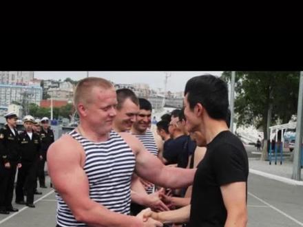 俄罗斯与日本,都出动最强水兵比赛拔河,你认为哪一方赢?#日本 #俄罗斯 #拔河 #海军