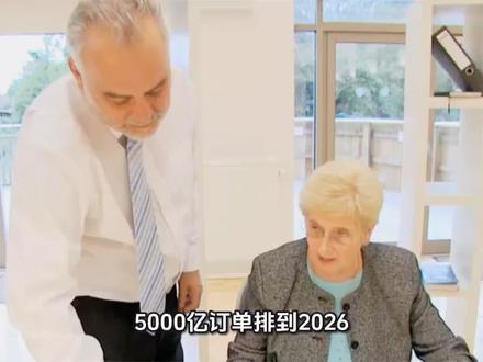 #短视频创业 英伟达发布史上最强财报,AI产业信心大振
业绩:11月20日凌晨,英伟达公布2026财年第三季度财报:
- 营收570.06亿美元(同比+62%),远超预期的551亿美元
- 净利润319.10亿美元(同比+65%),创历史新高
- 数据中心业务营收512亿美元,占总收入89%
亮点:
- 未交付订单达5000亿美元,芯片订单已排至2026年
- Blackwell架构GPU全面量产,需求"爆棚"
市场反应:财报发布后,英伟达股价盘后飙升超5%,带动全球AI芯片股集体上涨,纳斯达克指数应声走高 。
意义:这份财报被视为AI产业"晴雨表",有力驳斥了"AI泡沫论",证明AI商业化正在加速落地 。#视频由AI辅助完成